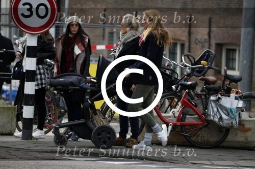 Amsterdam 8 december 2015
Lieke v Lexmond wandelend met zoon Vik en haar moeder op straat in Amsterdam.