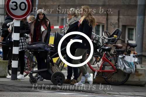Amsterdam 8 december 2015
Lieke v Lexmond wandelend met zoon Vik en haar moeder op straat in Amsterdam.