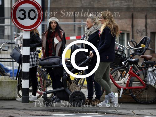 Amsterdam 8 december 2015
Lieke v Lexmond wandelend met zoon Vik en haar moeder op straat in Amsterdam.