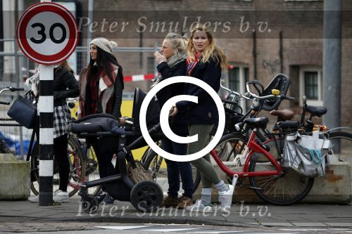Amsterdam 8 december 2015
Lieke v Lexmond wandelend met zoon Vik en haar moeder op straat in Amsterdam.