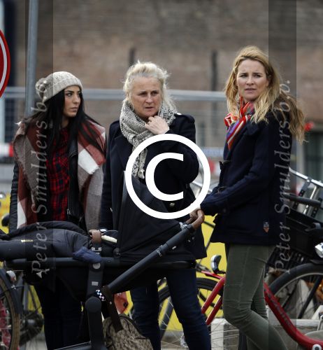 Amsterdam 8 december 2015
Lieke v Lexmond wandelend met zoon Vik en haar moeder op straat in Amsterdam.