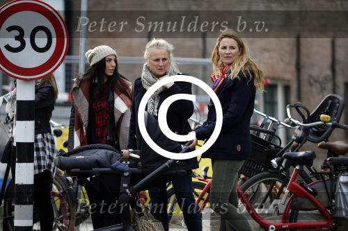 Amsterdam 8 december 2015
Lieke v Lexmond wandelend met zoon Vik en haar moeder op straat in Amsterdam.