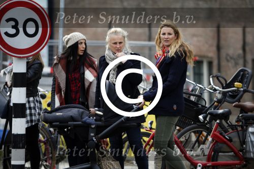 Amsterdam 8 december 2015
Lieke v Lexmond wandelend met zoon Vik en haar moeder op straat in Amsterdam.
