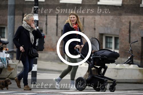 Amsterdam 8 december 2015
Lieke v Lexmond wandelend met zoon Vik en haar moeder op straat in Amsterdam.