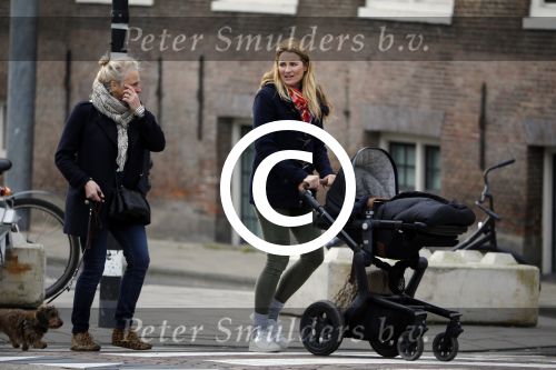 Amsterdam 8 december 2015
Lieke v Lexmond wandelend met zoon Vik en haar moeder op straat in Amsterdam.