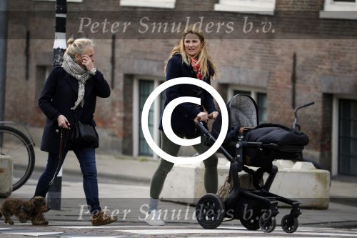 Amsterdam 8 december 2015
Lieke v Lexmond wandelend met zoon Vik en haar moeder op straat in Amsterdam.