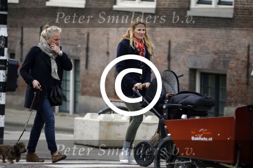 Amsterdam 8 december 2015
Lieke v Lexmond wandelend met zoon Vik en haar moeder op straat in Amsterdam.