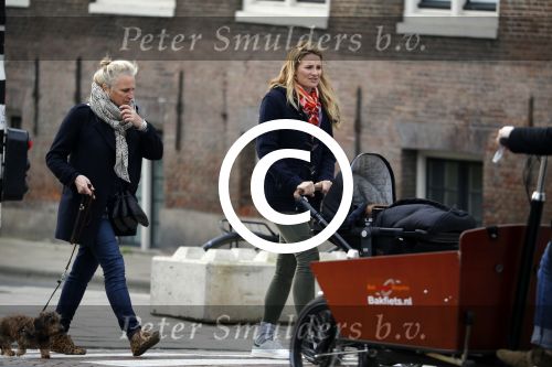 Amsterdam 8 december 2015
Lieke v Lexmond wandelend met zoon Vik en haar moeder op straat in Amsterdam.