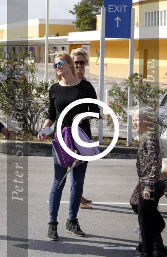 Curacao 25 december 2015
Jan Liza Fem en Emma Smit arriveren op Hato airport . Jan heeft op Curacao en Bonaire een optreden.