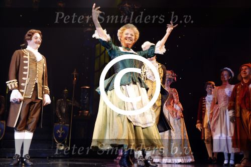 Scheveningen 13 december 2015
Premiere beauty and the beast met castleden oa Anouk Maas Freek Bartels Edwin Jonker Tony Neef Hugo Haenen en Loeki Knol.
Premiere vond plaats in het circustheater. Albert Verlinde is producent