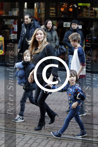 Amsterdam 17 januari 2016
Premiere Woezel en Pip in Tuschinski. Dinand en Lucy Woesthoff met hun kinderen
