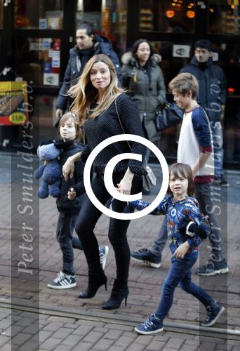Amsterdam 17 januari 2016
Premiere Woezel en Pip in Tuschinski. Dinand en Lucy Woesthoff met hun kinderen