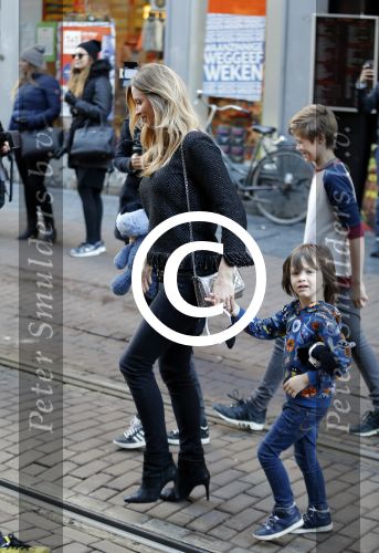 Amsterdam 17 januari 2016
Premiere Woezel en Pip in Tuschinski. Dinand en Lucy Woesthoff met hun kinderen