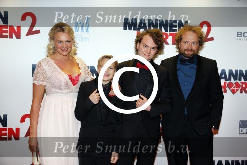 Amsterdam 14 december 2015
Premiere manneharten 2 in het nieuwe de la mar theater met als cast,
Barry Atsma Daan Schuurmans Jeroen Spitzenberger Fabian JansenMingus Dagelet Katja Herbers Hadewych Minis Jelka v Houten Liliana de Vries Maartje v d Wetering Barbara Sloesen Bo Maerten en Annick Boer. Marc de Cloe met gezin