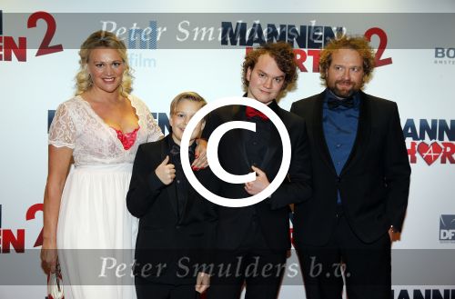 Amsterdam 14 december 2015
Premiere manneharten 2 in het nieuwe de la mar theater met als cast,
Barry Atsma Daan Schuurmans Jeroen Spitzenberger Fabian JansenMingus Dagelet Katja Herbers Hadewych Minis Jelka v Houten Liliana de Vries Maartje v d Wetering Barbara Sloesen Bo Maerten en Annick Boer. Marc de Cloe met gezin