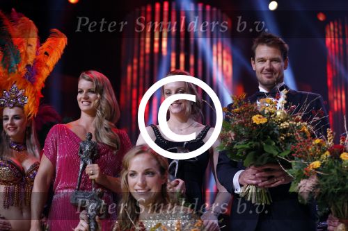 Amsterdam 15 december 2015
Sportgala/ sportverkiezing sportman en sportvrouw van het jaar in de Rai.Winnaars bij elkaar - Sportvrouw Dafne Schippers, Talent Marrit Steenbergen, rolstoeltennisster Jiske Griffioen, coach Bart Bennema, oevreu winnaar Joop Zoetemelk, sportploeg Beachvolleybalduo Reinder Nummerdor- Christiaan Varenhorst en sportman Sjinkie Knegt