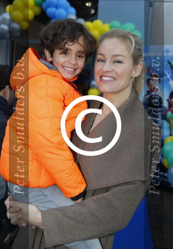 Amsterdam 10 januari 2016
Premiere race naar de maan in pathe arena.
Marit v Bohemen met zoon