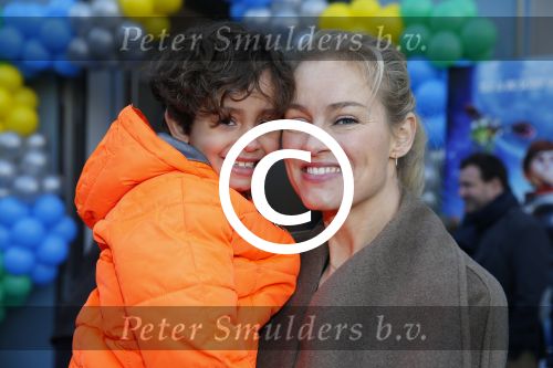 Amsterdam 10 januari 2016
Premiere race naar de maan in pathe arena.
Marit v Bohemen met zoon