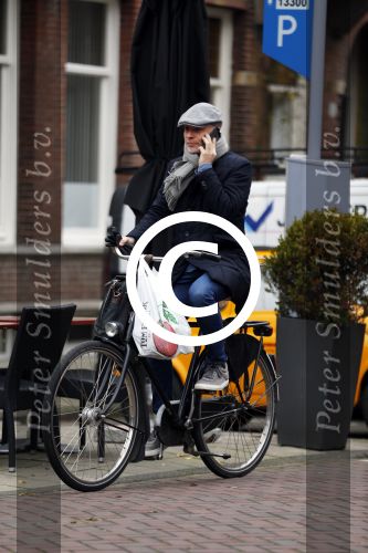 Amsterdam 10 december 2015 
Mart Visser op de fiets in Amsterdam zuid.