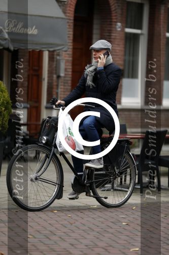 Amsterdam 10 december 2015 
Mart Visser op de fiets in Amsterdam zuid.