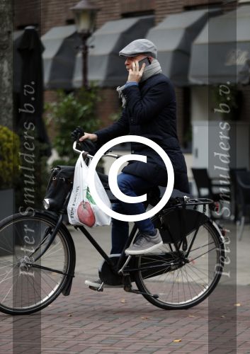 Amsterdam 10 december 2015 
Mart Visser op de fiets in Amsterdam zuid.