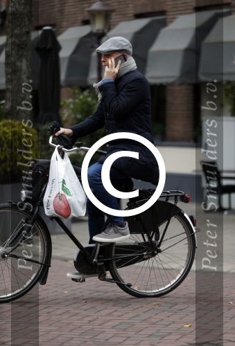 Amsterdam 10 december 2015 
Mart Visser op de fiets in Amsterdam zuid.
