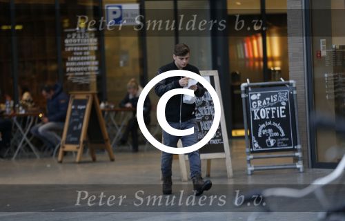 Amsterdam 5 januari 2016
Martin Garrix eet broodje op weg naar zijn appartement.
