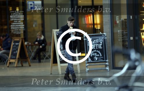 Amsterdam 5 januari 2016
Martin Garrix eet broodje op weg naar zijn appartement.