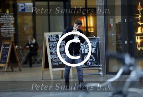 Amsterdam 5 januari 2016
Martin Garrix eet broodje op weg naar zijn appartement.