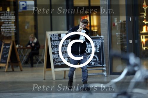 Amsterdam 5 januari 2016
Martin Garrix eet broodje op weg naar zijn appartement.