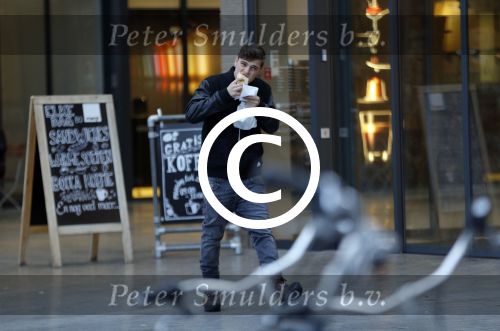 Amsterdam 5 januari 2016
Martin Garrix eet broodje op weg naar zijn appartement.