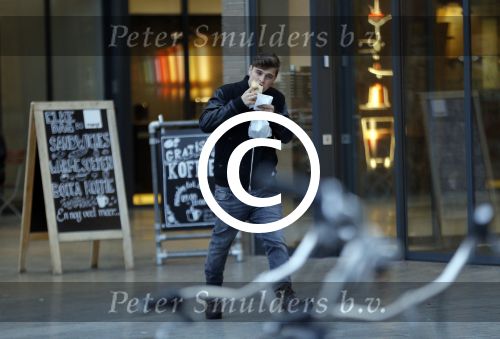 Amsterdam 5 januari 2016
Martin Garrix eet broodje op weg naar zijn appartement.