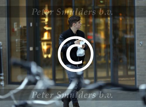 Amsterdam 5 januari 2016
Martin Garrix eet broodje op weg naar zijn appartement.