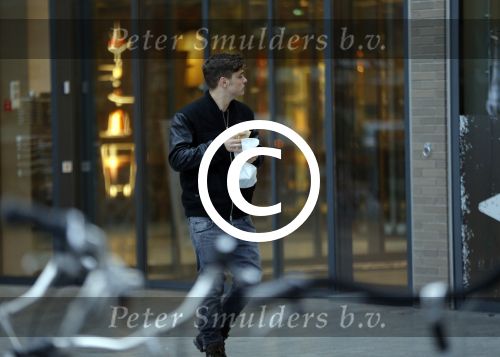 Amsterdam 5 januari 2016
Martin Garrix eet broodje op weg naar zijn appartement.