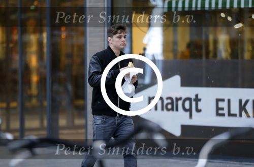 Amsterdam 5 januari 2016
Martin Garrix eet broodje op weg naar zijn appartement.