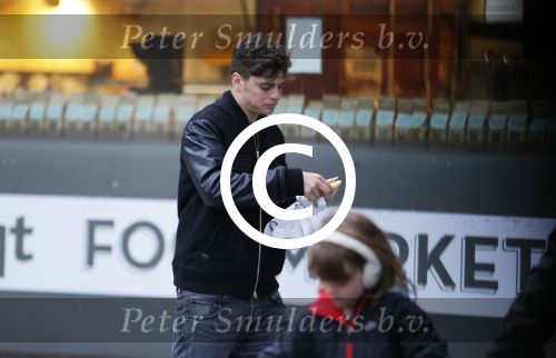 Amsterdam 5 januari 2016
Martin Garrix eet broodje op weg naar zijn appartement.