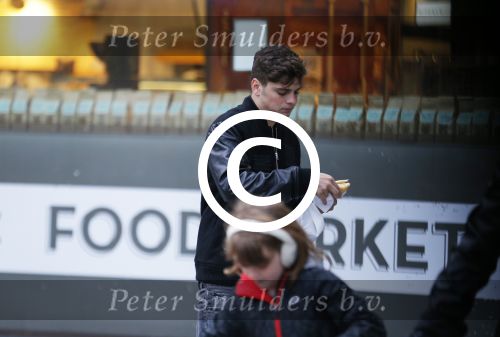 Amsterdam 5 januari 2016
Martin Garrix eet broodje op weg naar zijn appartement.