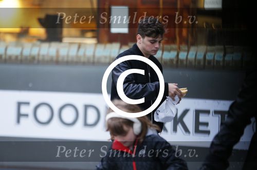 Amsterdam 5 januari 2016
Martin Garrix eet broodje op weg naar zijn appartement.