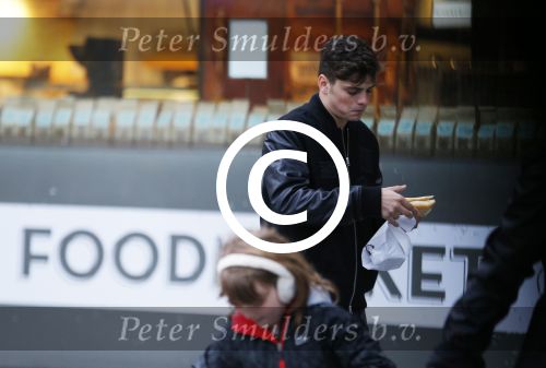 Amsterdam 5 januari 2016
Martin Garrix eet broodje op weg naar zijn appartement.
