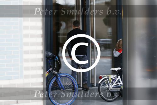 Amsterdam 5 januari 2016
Martin Garrix eet broodje op weg naar zijn appartement.