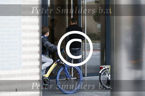Amsterdam 5 januari 2016
Martin Garrix eet broodje op weg naar zijn appartement.