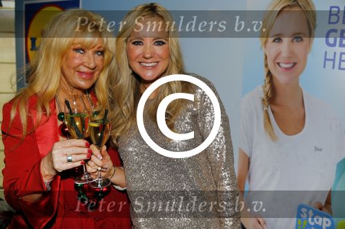 Hoorn 15 december 2015
Boek presentatie Sonja Bakker . Al har kinderen en man Jan Reus zijn aanwezig.
Mary Borsato reikt award uit voor het 4 miljoenste boek van Sonja