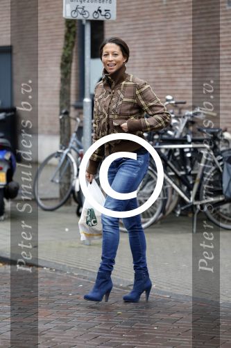 Amsterdam 11 december 2015
Maureen du toit doet boodschappen in amsterdam zuid.