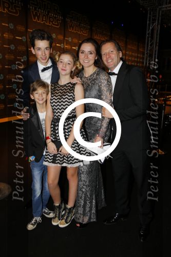 Amsterdam 15 december 2015
Premiere Star wars in het amsterdam theater.
Michiel Mol met Marlous Mens en kinderen