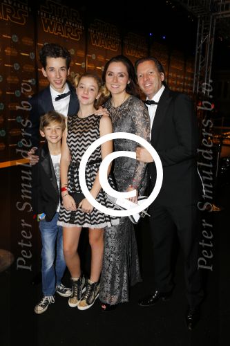 Amsterdam 15 december 2015
Premiere Star wars in het amsterdam theater.
Michiel Mol met Marlous Mens en kinderen