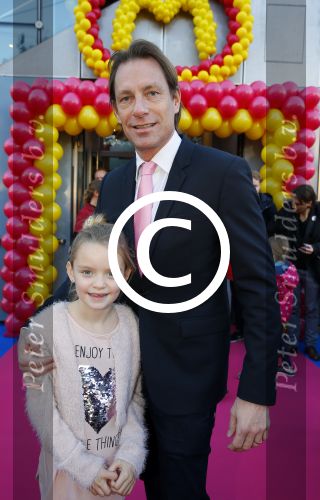 Amsterdam 9 decmber 2015
Premiere Mega Mindy met oa Jim Bakkum en Frou Souffriau in pathe arena.
Michiel v d Hoeven met zijn dochter Mikki