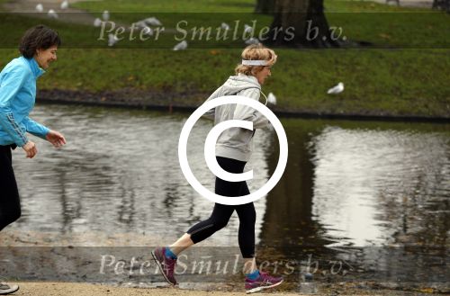 Amsterdam 7 december 2015
Mieke v d Weij hard aan het lopen in het vondelpark.