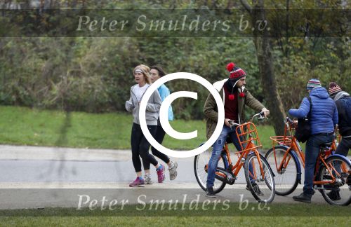 Amsterdam 7 december 2015
Mieke v d Weij hard aan het lopen in het vondelpark.