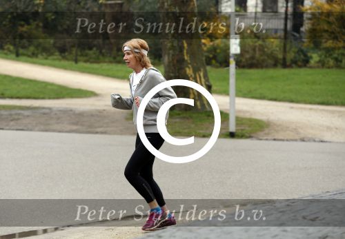 Amsterdam 7 december 2015
Mieke v d Weij hard aan het lopen in het vondelpark.