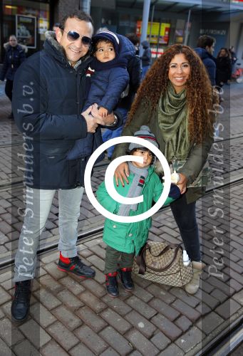Amsterdam 17 januari 2016
Premiere Woezel en Pip in Tuschinski. Najib Amhali met zijn vrouw Niama en hun kinderen